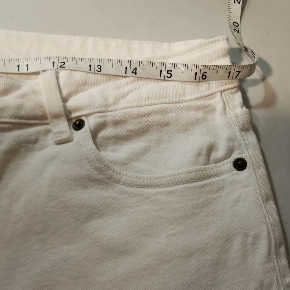 Michael Kors White Capris with Smooth Finish